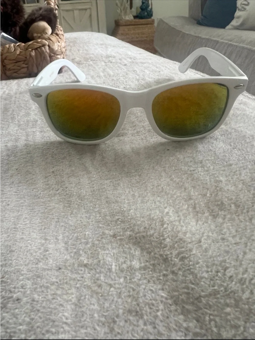 White Wayfarer Style Sunglasses Red/Fire Mirrored Lenses New